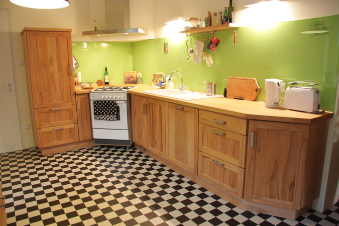 10 - Küche aus Echt-Kernbuche mit fahrbarer Kücheninsel