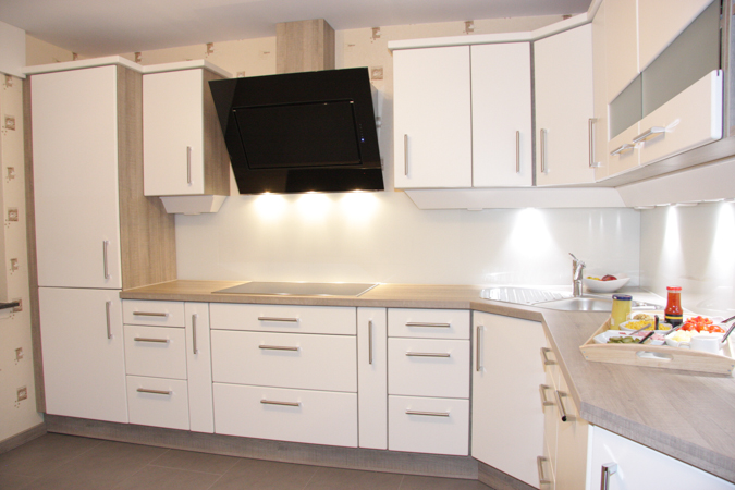 11 - Helle Küche mit schwenkbarem Tisch