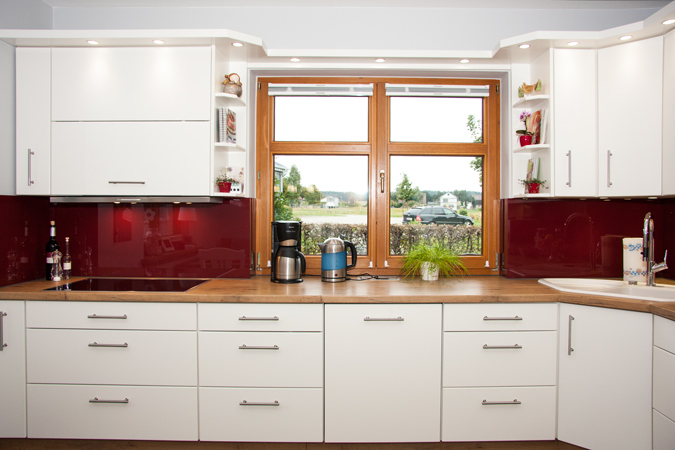 12 - Helle Küche mit versenkbaren Steckdosen