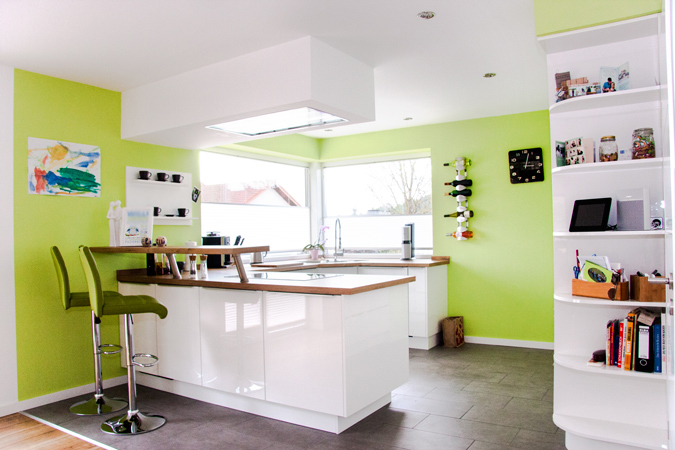 13 - Moderne Hochglanz-Küche mit integrierter Holztheke