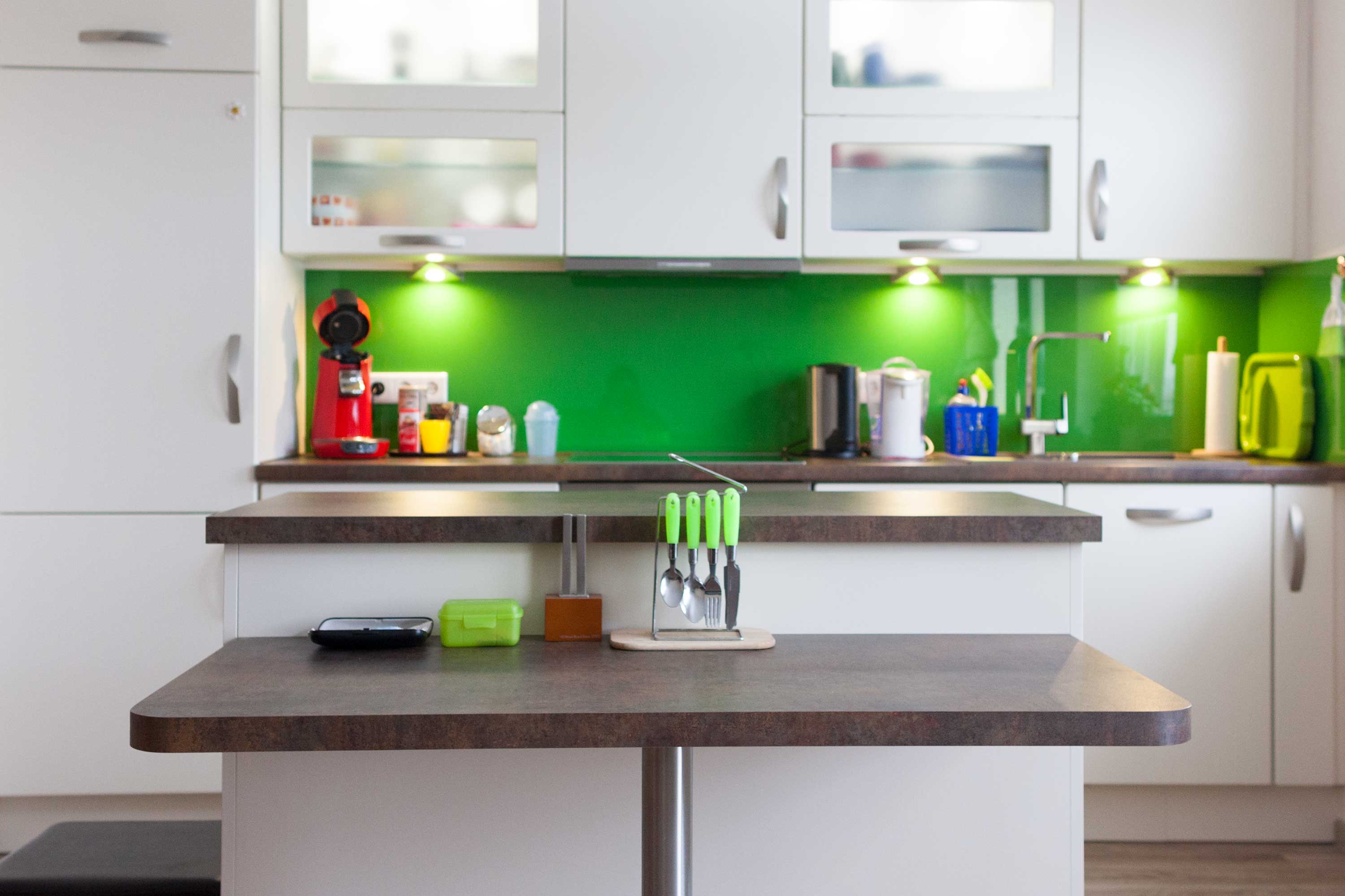 16 - Helle Küche mir grünem Blickfang