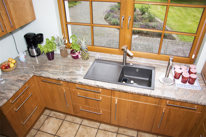 2 - Küche mit unten liegendem Dunstabzug