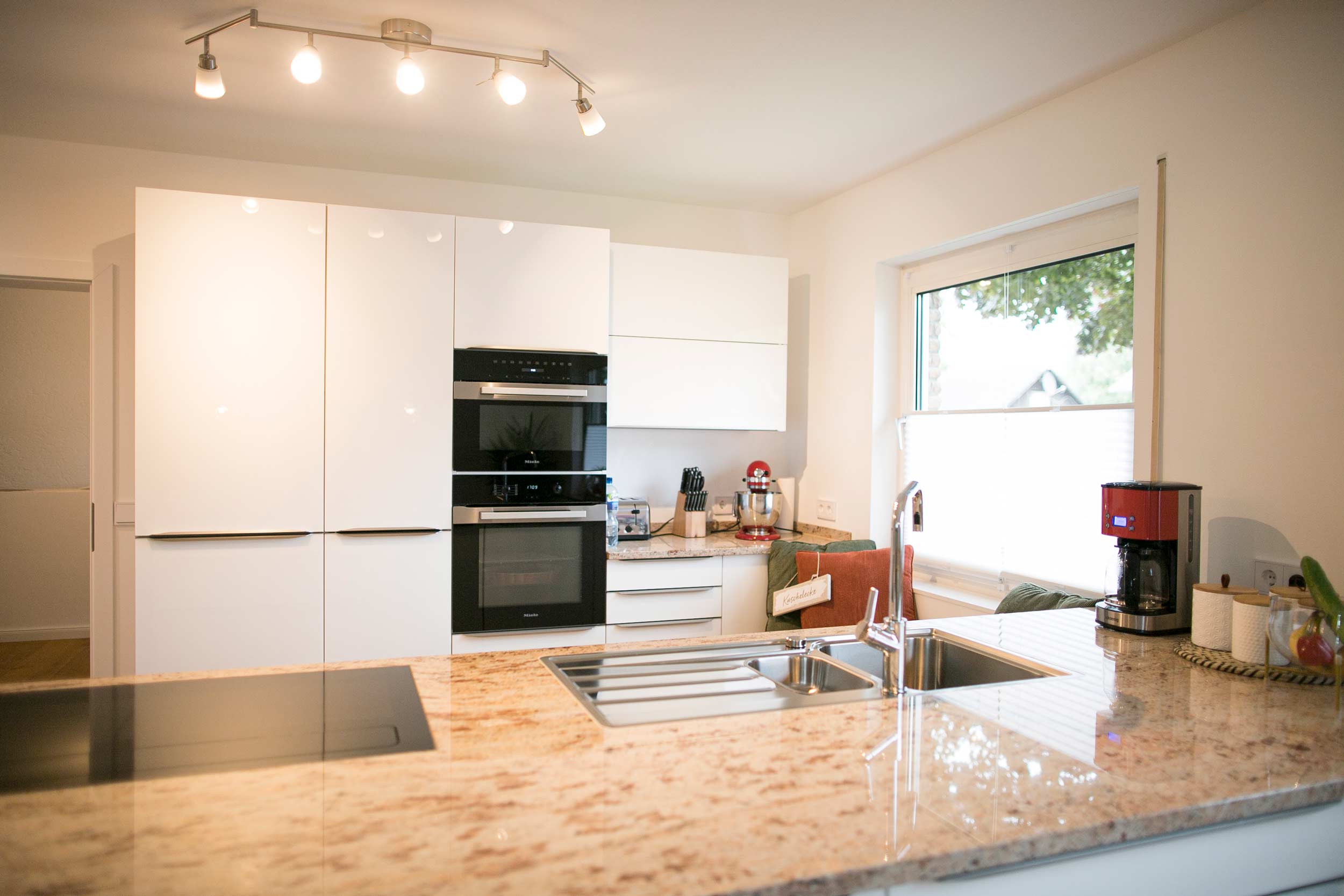 20 - Moderne Küche mit gemütlicher Sitzecke