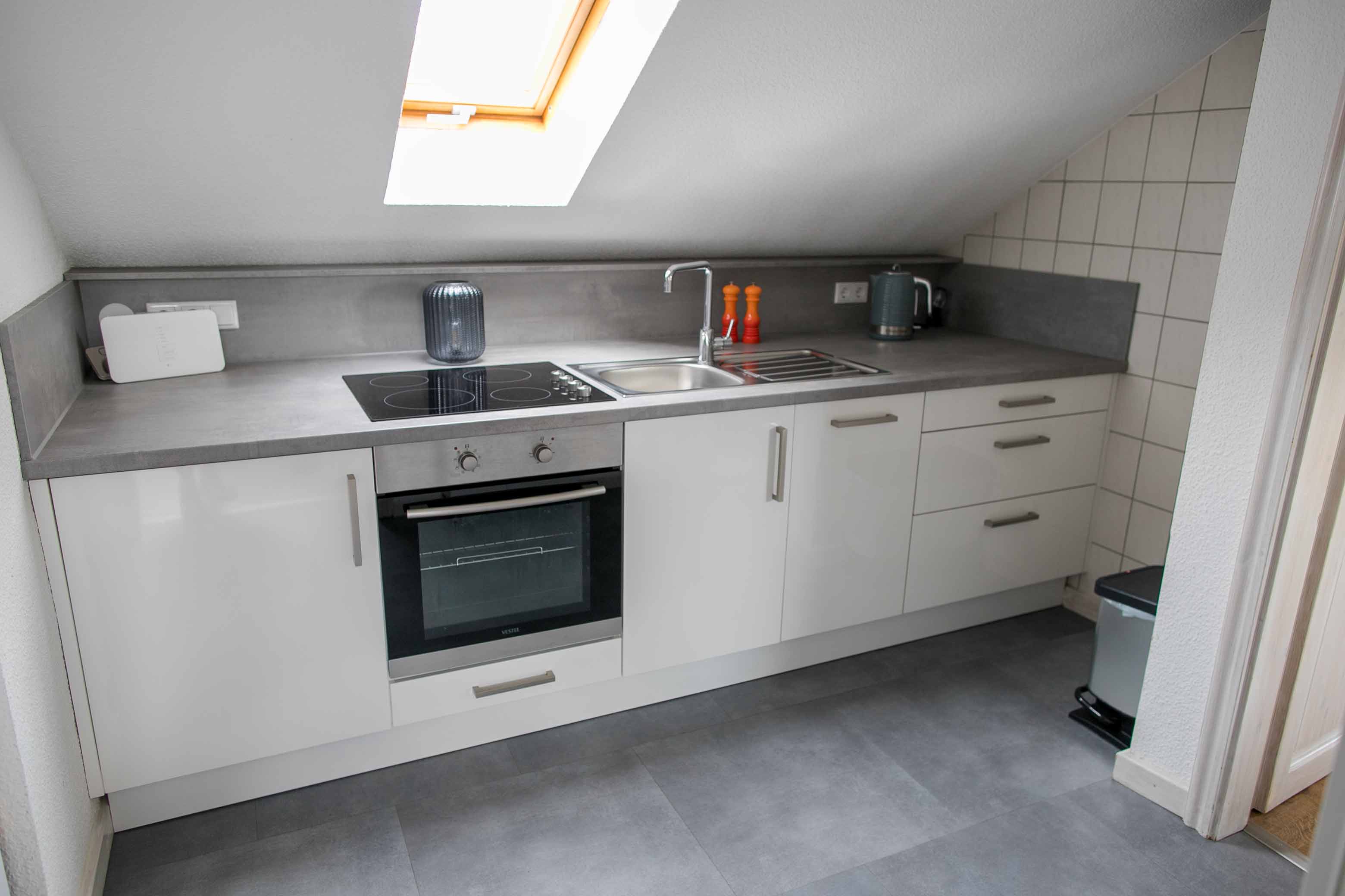 23 - Küchenzeile unter Dachschräge