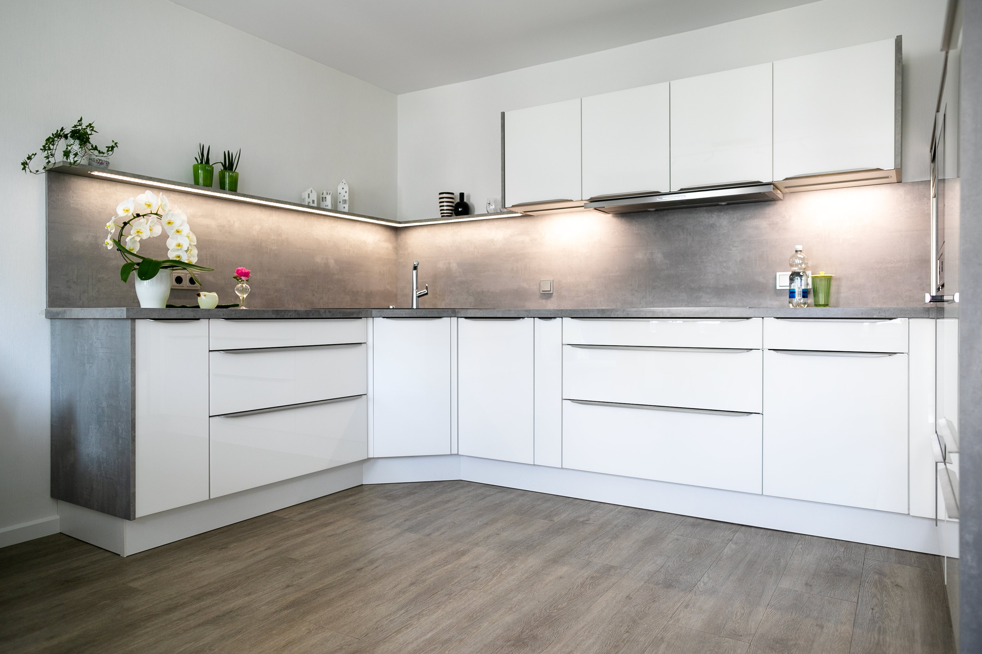 24 - weiße Küche mit Beton-Optik