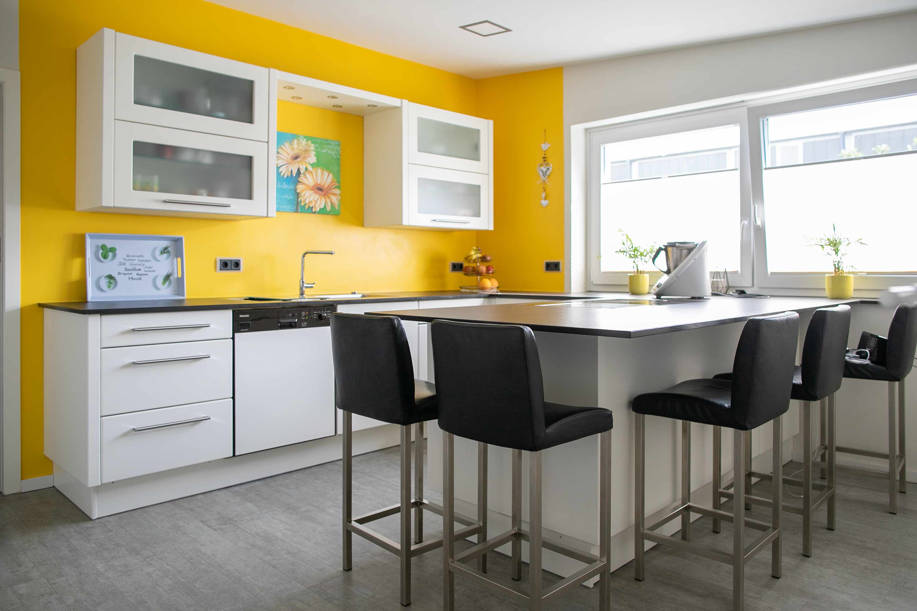 26 - moderne Küche mit Halbinsel