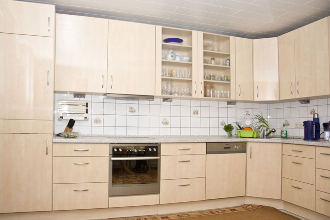 7 - Küche mit Ahorn-Holzdekor