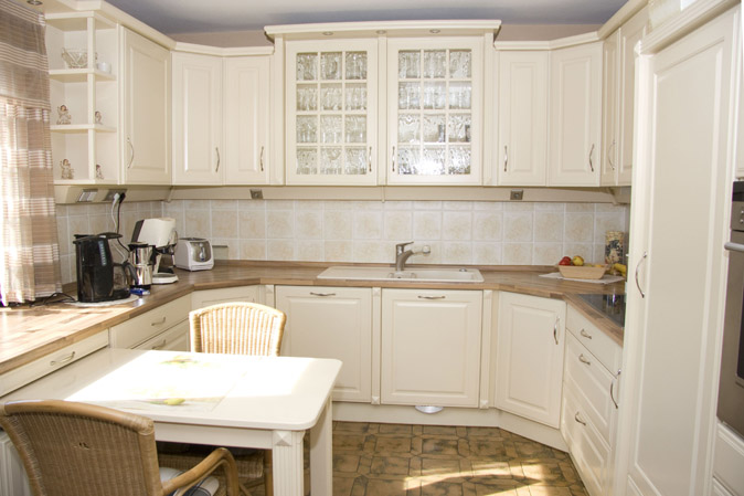 8 - Küche im Landhausstil mit viel Stauraum