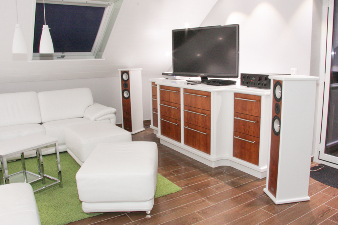 Wohnzimmer und HIFI in weiß