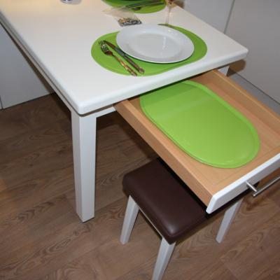 Schublade im ausziehbaren Küchentisch Schublade im ausziehbaren Küchentisch