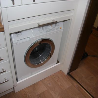 Waschmaschine Waschmaschine hinter Rolladenfront