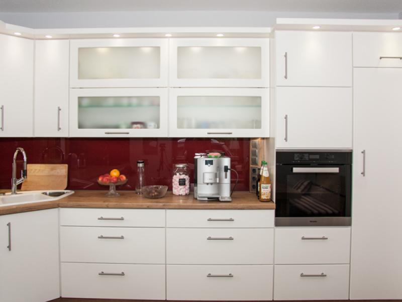 Glashängeschränke mit Knick-Schwenktür und Innenbeleuchtung