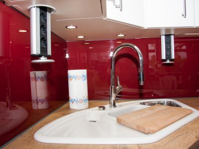 Img 6118ausziehbare Steckdose im Hängeschrank