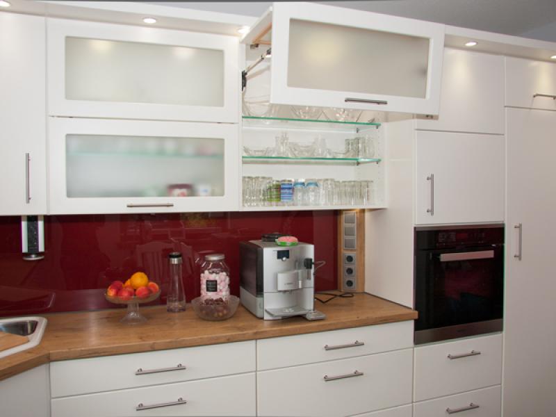 Knick-Schwenktür mit satiniertem Glas