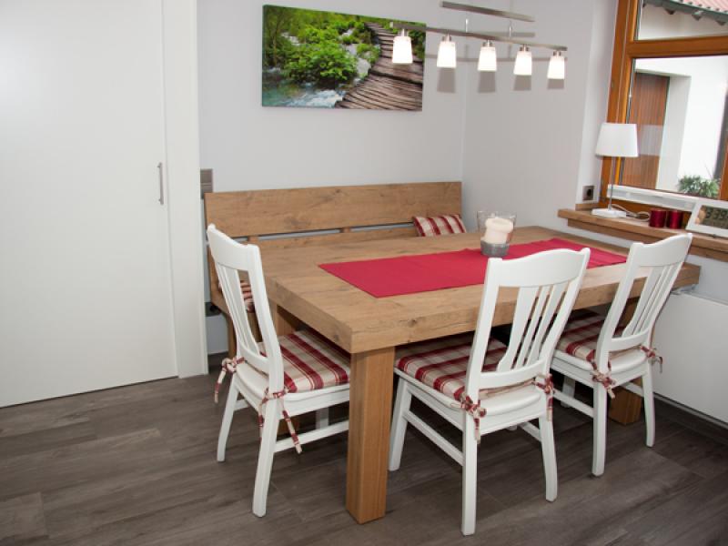 Tischgruppe aus Arbeitsplattenmaterial, Stühle lackiert in Front-Farbe