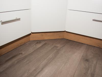 Sockelblende in Arbeitsplatten-Dekor