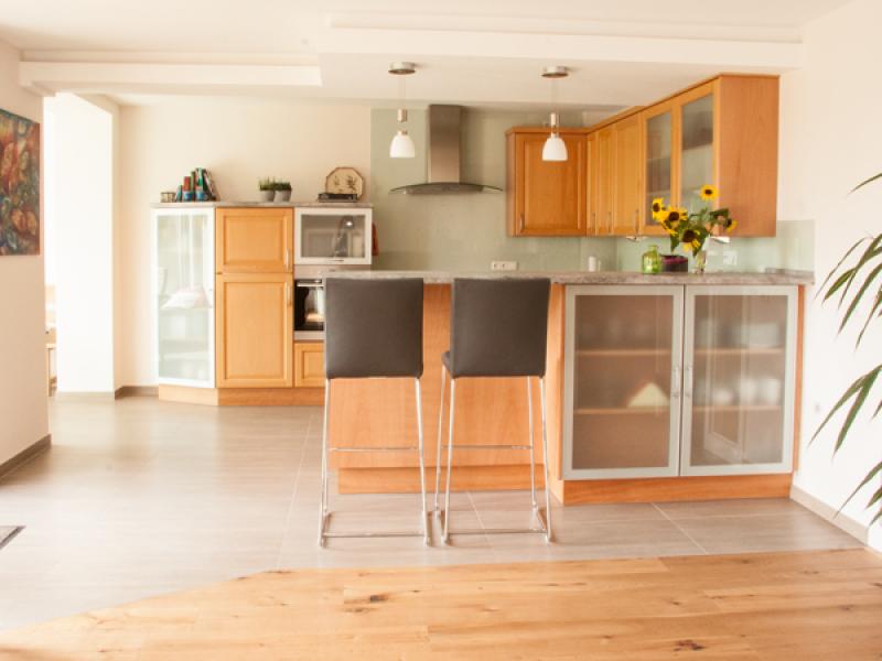 danach: zusätzliche Highboard-Schränke auf Thekenhöhe als Raumteiler