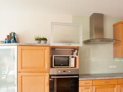 danach: Glas-Lifttür vor Mikrowelle, Griffschienen aus Edelstahl