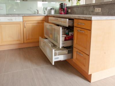 danach: Unterschrank mit Glasfronten