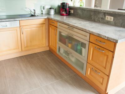 danach: Rückwandplatte des Highboards mit eingebauten Steckdosen