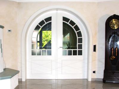 Rundbogen-Doppeltür Esche furniert weiß lackiert