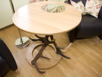 Beistelltisch Kanadischer Ahorn massiv mit einglegtem Glas, Gestell echte Hirschgeweihe