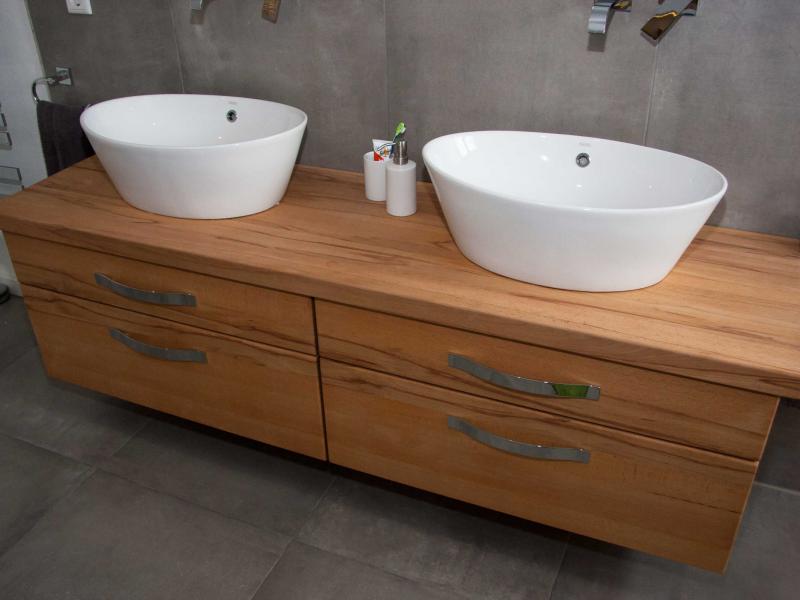 Badezimmerschrank mit integrierten Waschbecken