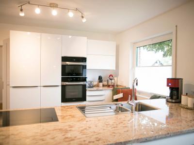 05 flächenbündiges Kochfeld und Spüle