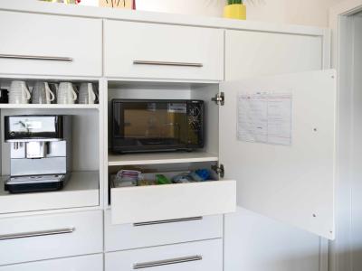 Hinter Fronttür: Mikrowelle und Innenschublade