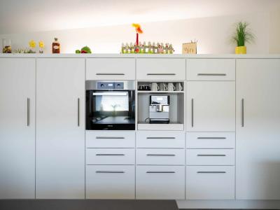 Indirekte Beleuchtung über den Highboardschränken