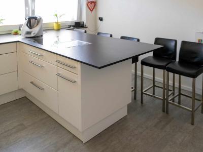 Kochbereich mit Induktionskochfeld, Muldenlüfter und Teppanyaki-Platte