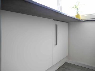 Unterschrank unter Arbeitsplatte, rückseitig zu öffnen