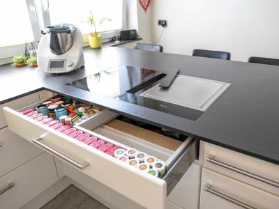 Individuell gestaltete Schubladeneinteilung unter dem Kochfeld