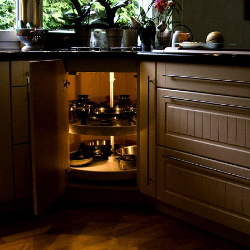 Topf-Eckschrank Topf-Eckschrank, innen beleuchtet