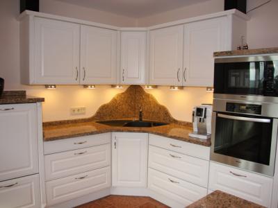 Spülenbereich mit Granitarbeitsplatte & Granitrückwand