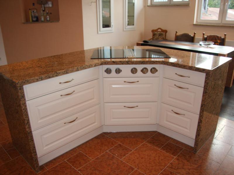 Kochinsel mit Granitarbeitsplatte / Kochfeld mit Dunstabzug nach unten