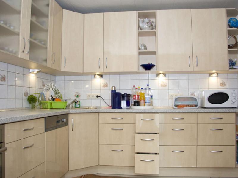 Schrank mit drei gleichmäßig hohen Auszügen